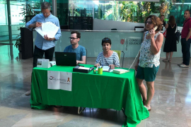 Representants d'UOB han muntat una oficina simbòlica a la Conselleria d'Educació per denunciar la manca d'espai