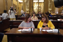 Els diputats assumeixen el càrrec i inclouen l'autodeterminació i la lluita feminista