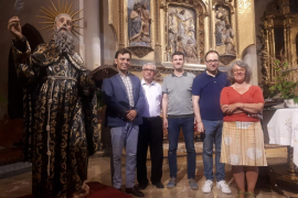 L'escultura restaurada de Ramon Llull amb les autoritats.