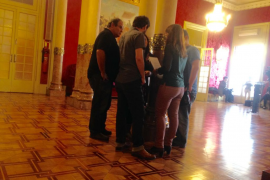 Membres de l'equip negociador de Podem aquest dimarts a la sala dels passos perduts del Parlament de les Illes Balears.