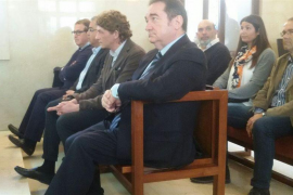 Els processats han admès haver incorregut en delictes continuats de frau a l'administració, prevaricació, suborn passiu impropi, suborn actiu i destrucció de documents, mentre que se'ls ha retirat les acusacions per malversació de doblers públics.