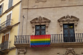 Hila penja una bandera LGTBI al balcó de Cort i convida al col·lectiu a «desenvolupar la seva vida en llibertat»