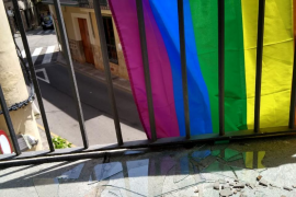 Balcó de la víctima de l'agressió LGTBIfòbica amb la bandera i els vidres romputs