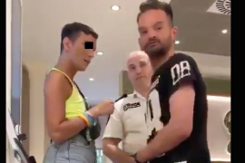 [VÍDEO] Greus insults i amenaces a un client d'un establiment de Barcelona: «Te voy a hacer heterosexual a hostias»