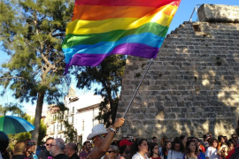 Milers de persones es manifesten i mostren l'orgull LGTBI mallorquí