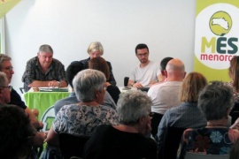 Imatge d'una de les darreres assemblees de Més per Menorca.