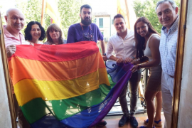 L'Ajuntament penja la bandera LGTBI a les Cases de la Vila