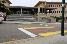Repinten el pas de vianants de l'Ajuntament de Calvià amb vermell i groc