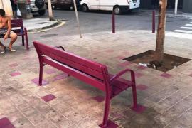 Cort torna a pintar de lila el banc de la plaça 8 de març de Palma que va aparèixer de blau