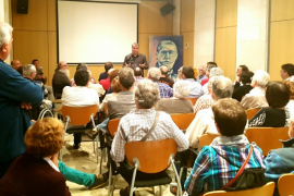 Vicent Partal, durant la conferència, que ha reunit un centenar de persones a Can Alcover.