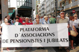 Dues diputades de Podem i el senador de MÉS signen el compromís de la Plataforma d'Associacions de Pensionistes i Jubilats