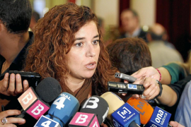 La portaveu del Govern, Pilar Costa, ha criticat les revàlides de la norma i ha comunicat que el conseller d'Educació Martí March traslladarà aquesta qüestió durant la reunió.