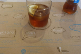 Distribueixen les estovalles «Paraules nostres» entre els establiments de restauració dels nuclis antics de Menorca