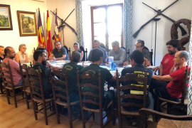 Imatge de la reunió mantinguda entre el Consell i els equips de rescat.