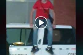 [VÍDEO] Un turista s'enfila sobre un cotxe de la Guardia Civil... Acabarà com els Jordis?