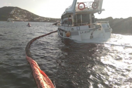 Activat el Pla de Contaminació d'Aigües per una embarcació encallada a les roques a Santa Eulària