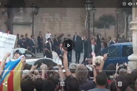 [VÍDEO] Felipe i Letizia saluden els republicans... de lluny