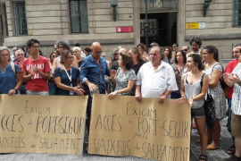 Una concentració proclama «volem acollir» davant la delegació del Govern espanyol a Palma