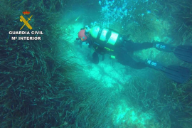 Imatge de la Guàrdia Civil inspeccionant el fons marí del nord de l'Illa.