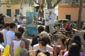 Concentració, manifest i signatures contra la massificació de Portocolom