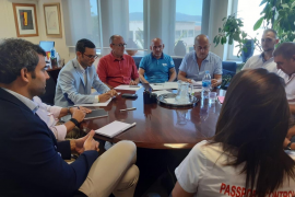 Imatge d'una reunió mantinguda dels controladors de passaports.