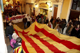 Manifestants duen una estelada gegant durant la manifestació amb motiu de la Diada de Mallorca.