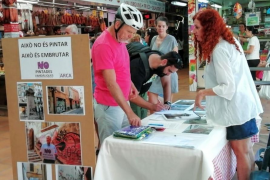Taula de recollida de signatures al mercat de Pere Garau de Palma.