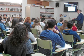 UOB denuncia la «pinça adoctrinadora de l'extrema dreta i l'exèrcit a les escoles»