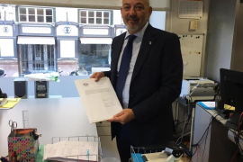 Ciudadanos i Vox tornen a carregar contra MÉS pel llaç groc a la façana del Parlament