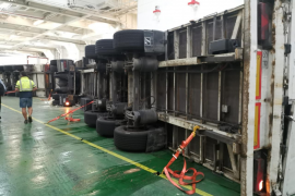 Trabuquen camions que viatjaven dins un vaixell de Baleària amb ones de fins a 7 metres