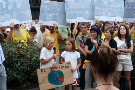 Centenars de persones es concentren a Cort per exigir mesures «urgents» contra el canvi climàtic