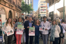 D’esquerra a dreta: Belén Aguiló, Ass. Nou Centre; Rocio Gómez, secretària territorial Pimeco; Bernat Coll, president de Pimeco; Pilar Sansó, directora general de Comerç, Claudio Fernández, president ass. Nou Centre; Jero Sans, Ass. Nou Centre i regidora de comerç de Marratxí.