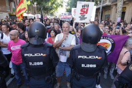 Barcelona. Concentració davant la seu de la CUP pels escorcolls del CNP 
Foto: Albert Salamé