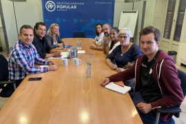 Imatge de Company i la resta de dirigents del PP amb l'Associació Esport per la Igualtat.