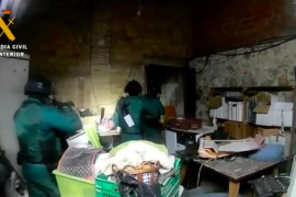 [VÍDEO] La Guàrdia Civil presenta el magatzem de les festes de Sabadell com si fos un 'zulo' terrorista ple d'explosius