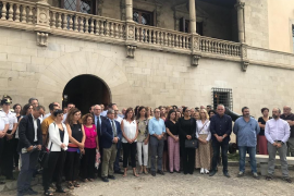 Minut de silenci de les autoritats per condemnar el feminicidi de la Colònia de Sant Jordi