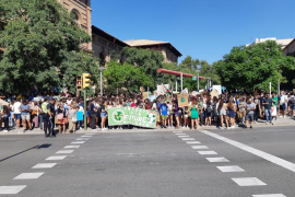 Prop de 5.000 persones surten al carrer per exigir mesures contra el canvi climàtic