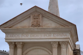 Imatge del mausoleu amb la simbologia franquista que ha estat retirada.