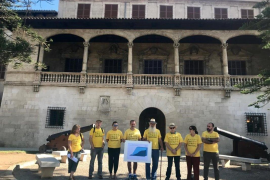 La Plataforma Antiautopistes s'ha concentrat davant el Cosolat de Mar.