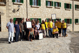 Imatge dels responsables del GOB amb els premiats amb el Premi Alzina.