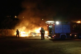 Un incendi calcina tres vehicles al Port de Sóller