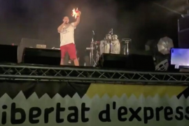 [VÍDEO] El raper Pablo Hasel crema una bandera espanyola de paper per 'celebrar' la Hispanitat