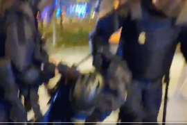 [VÍDEO] Així arresta i maltracta la policia espanyola un fotoperiodista d'El Pais