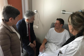 Marlaska amb un agent espanyol que resultà ferit durant les càrregues policials.