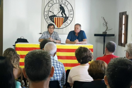 El periodista Carlos Enrique Bayo durant la seda conferència sobre clavegueres i periodisme d'investigació