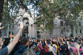 Els manifestants s'ha aturat davant el Tribunal Superior de Justícia de Catalunya (TSJC).