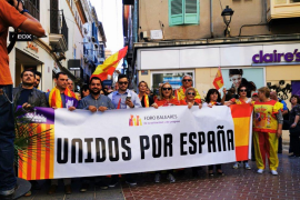 Capçalera de la manifestació espanyolista amb el lema 'Unidos por España'.