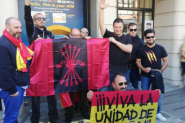 [VÍDEO] Manifestants espanyolistes canten «bote, bote, bote, catalán el que no bote» a Barcelona