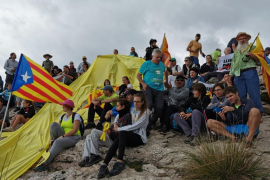 'Cims per la Llibertat' desplega un llaç groc gegant al puig de l'Ofre