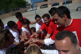 Sánchez i Pons han jugat un amistós partit de bàsquet.